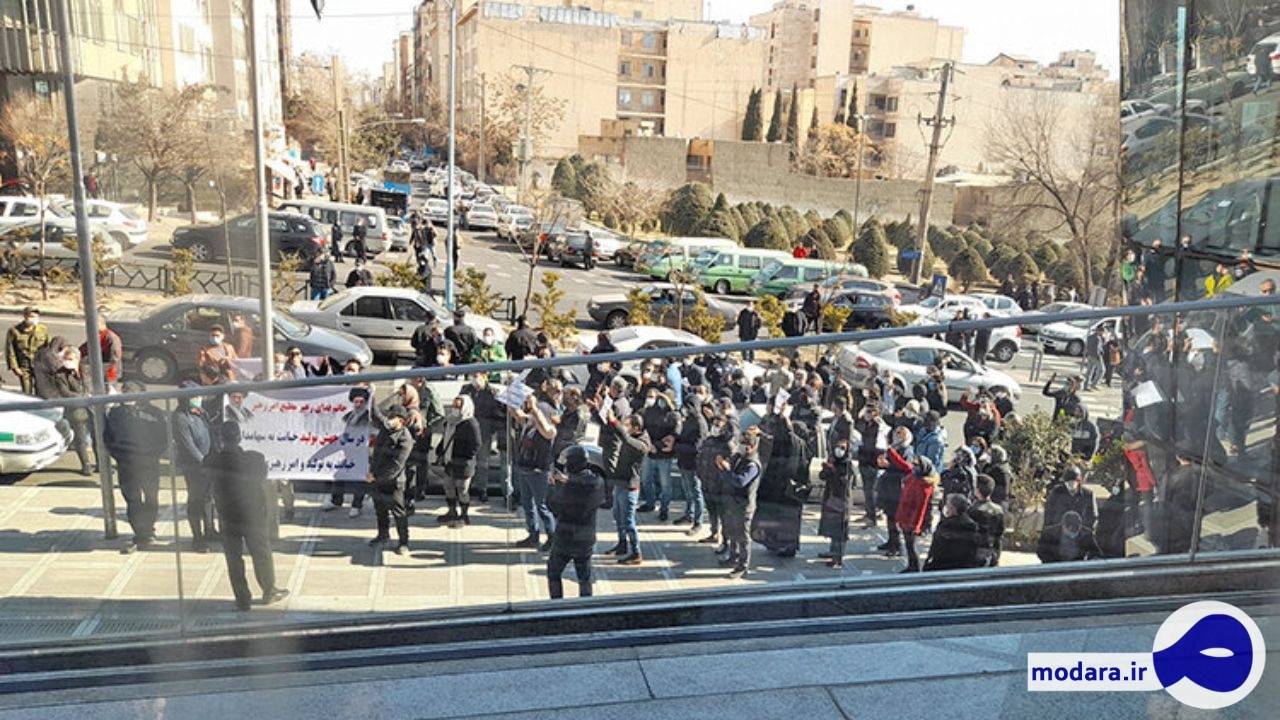 سهامداران معترض مقابل ساختمان سازمان بورس تجمع کردند