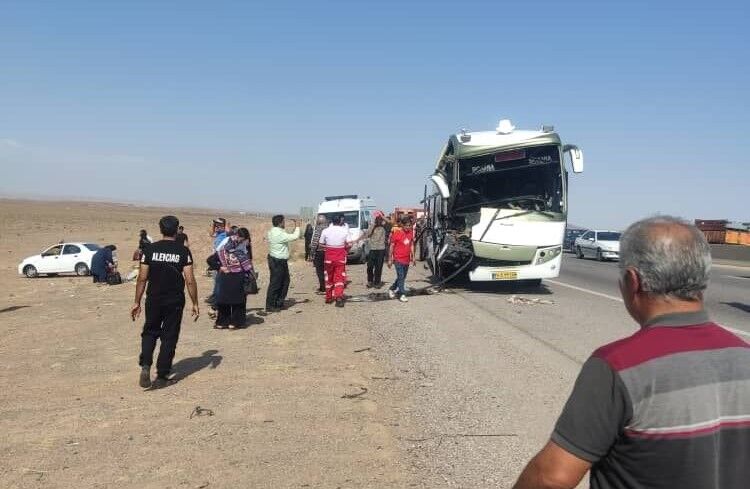 تصادف اتوبوس و نیسان در خمینی شهر اصفهان ۱۵ مصدوم برجای گذاشت