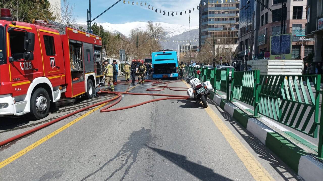 اتوبوس بی.آر.تی در خیابان ولیعصر آتش گرفت