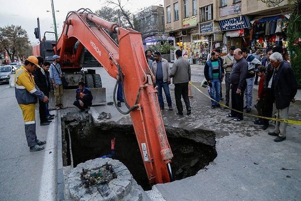 فرورفتن چرخ اتوبوس در خیابان نظر/۳ هزار میلیارد تومان برای خط انتقال آب اصفهان نیاز است