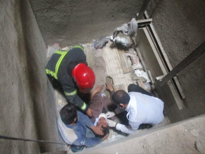 سقوط مرد ۳۰ ساله در چاهک آسانسور در اصفهان