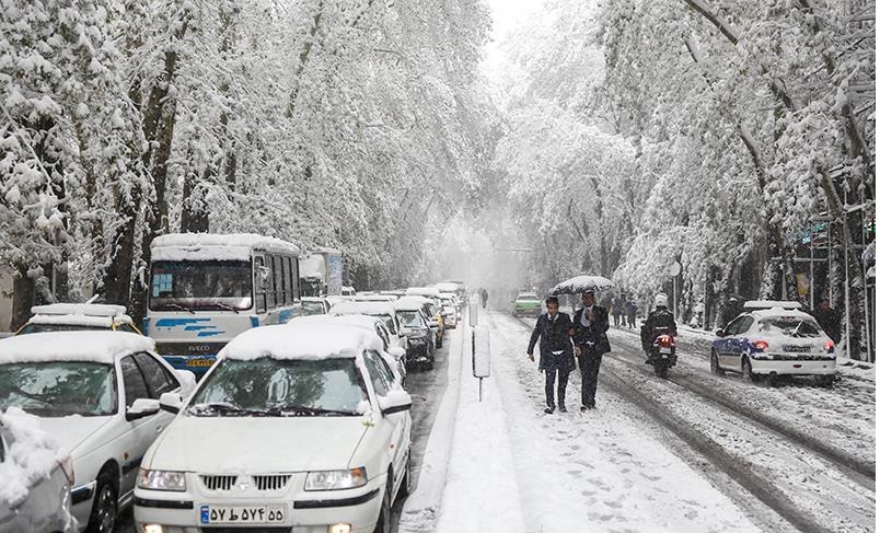 برف پاییزی مناطقی از اصفهان را سفیدپوش کرد/ تشدید آلودگی هوا طی ۴۸ ساعت آینده