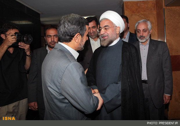 خاطرات روحانی از نخستین روزهای پیروزی در انتخابات ۹۲: احمدی‌نژاد گفت وقتی کلمهٔ «گازانبر» را به کار بردی، رو به وزیرانم کرده و گفتم: شیخ، قالیباف را از طبقه ۲۶ پایین انداخت