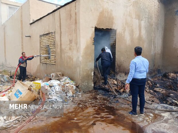 آتش سوزی در انبار ضایعات یک واحد ریسندگی در شرق اصفهان/ حادثه آسیب جانی نداشت