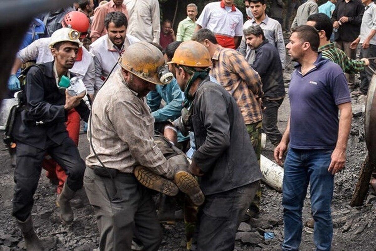 روزنامه جمهوری اسلامی درباره فاجعه طبس: در شهریور ۱۴۰۰ رئیسی گفته بود ۲۰ روز به پیمانکار فرصت می‌دهم وضعیت کارگران را متحول کند؛ حالا ۵۰ کارگر آن جان باخته‌اند / چه وقت قرار است برای جان انسان ها ارزش قائل شویم؟