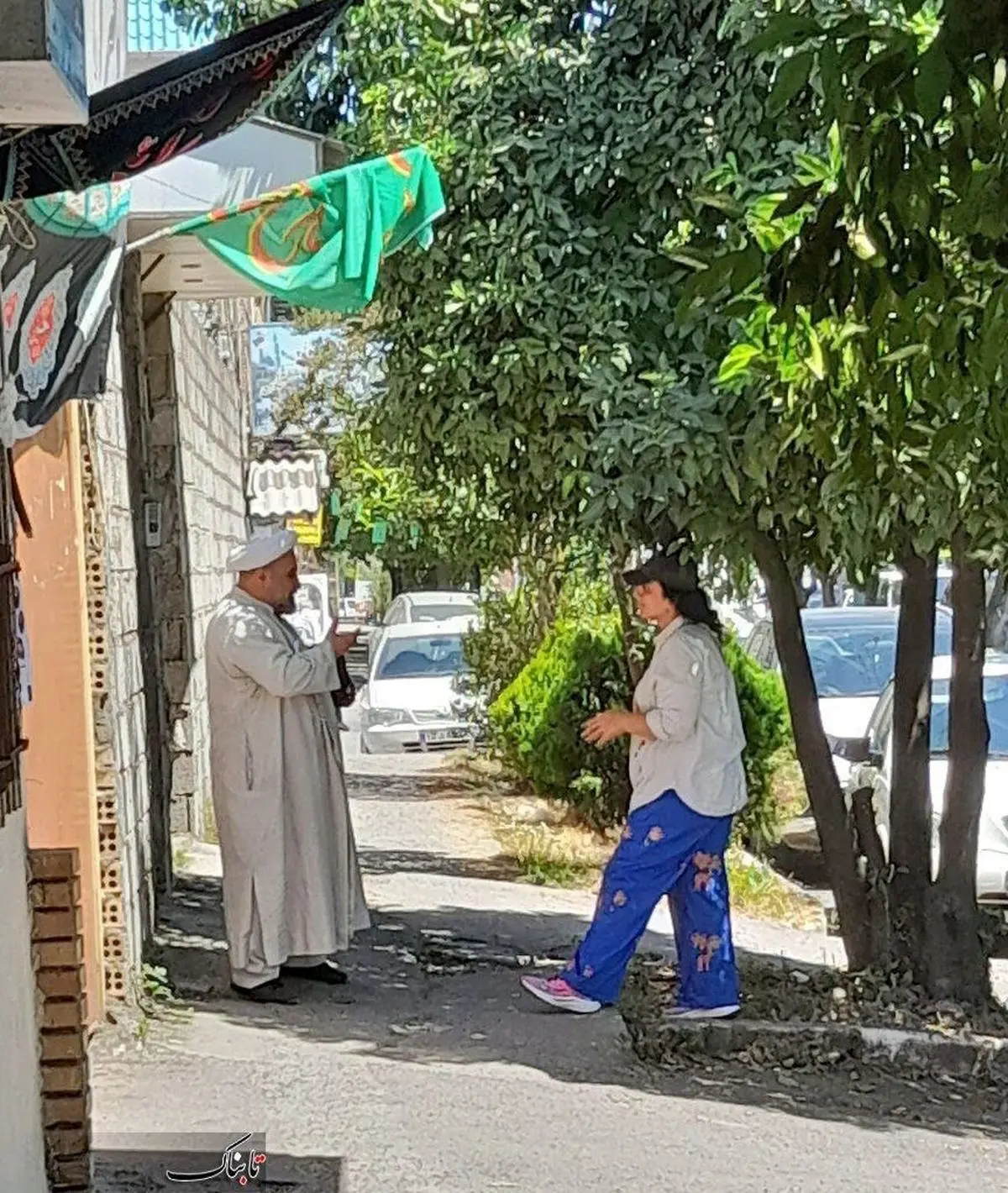 تصویری پربازدید از گفت‌وگوی یک روحانی با خانمی که حجاب ندارد