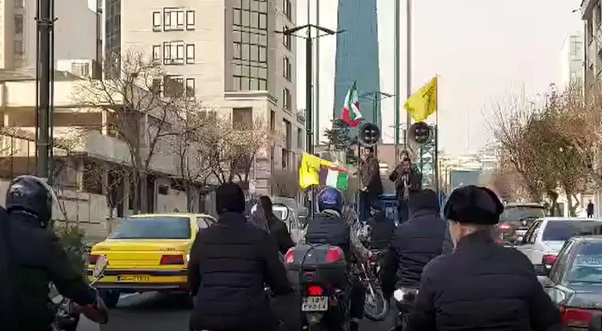 روزنامه اصولگرا: تندروها شعار انقلابی می‌دهند، اما نه خرد دارند، نه مصلحت می‌فهمند، نه اولویت‌ها را تشخیص می‌دهند/ فقط داد می‌زنند