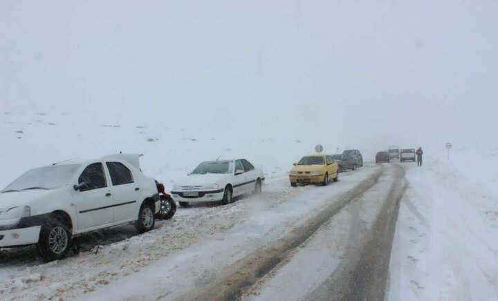 امدادرسانی به ۳۴۰ مسافر گرفتار در برف در اصفهان؛ بارش‌ها ادامه دار است