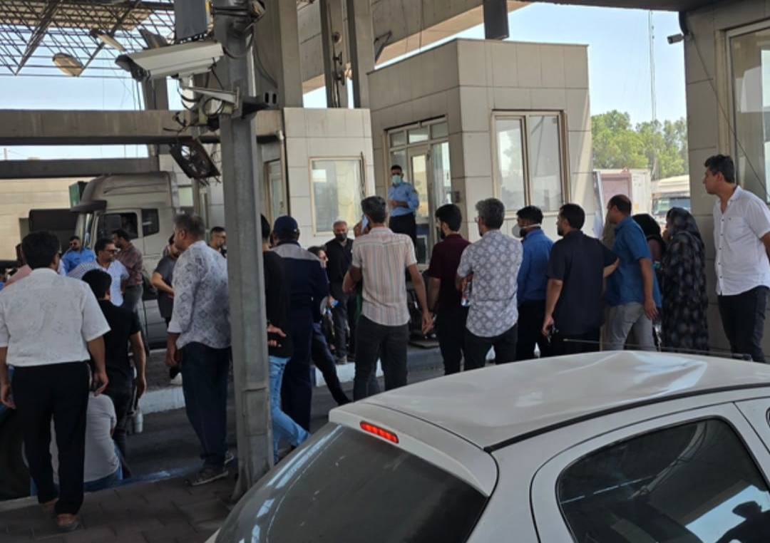 تجمع خانواده مفقودان حادثه بندر شهید رجایی