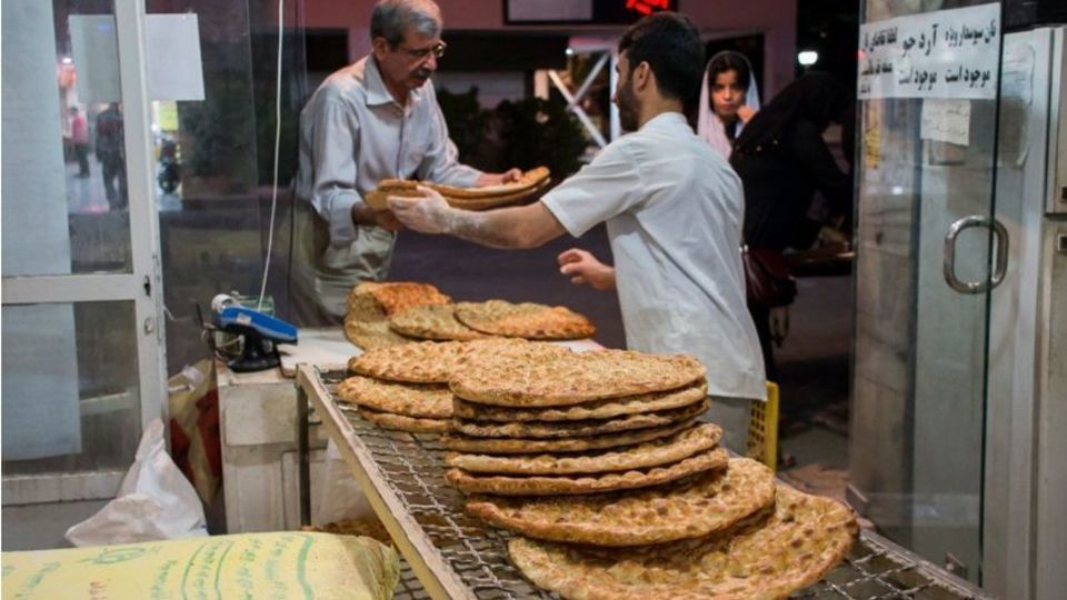قیمت جدید نان در تهران اعلام شد / لواش ۷۰۰ تا ۹۰۰ تومان، تافتون ۸۵۰ تا ۱۵۰۰ تومان، بربری ۲۵۰۰ تا ۳۵۰۰ تومان و سنگک ساده ۵ هزار تومان