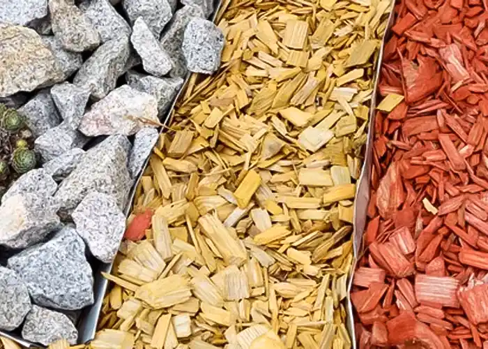 مقایسه سنگ (شن) و مالچ چوب در فضای سبز