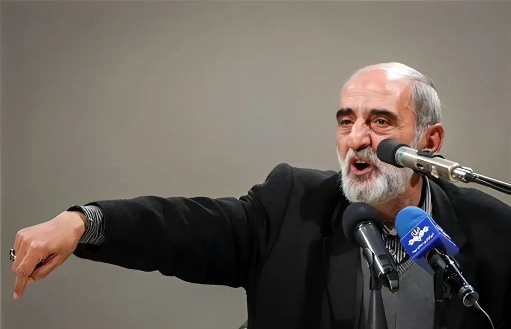 کیهان: غرب‌گرایان تا حدی خود را در برابر آمریکا حقیر می‌بینند که احتمالا حاضر هستند نشیمن‌گاه «ترامپ» را ببوسند