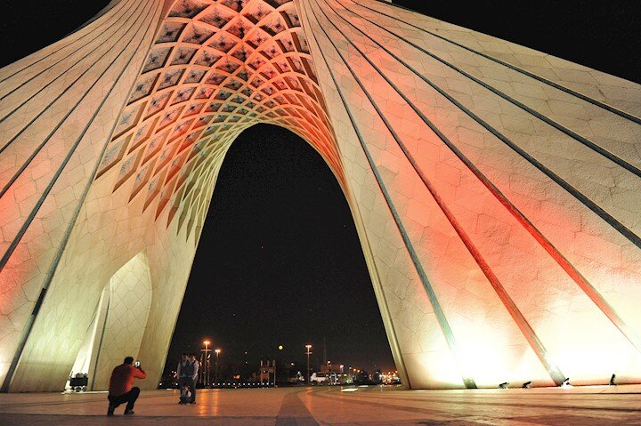 شهرداری تهران در حال توجیه ماجرای لغو کنسرت «همایون شجریان» / فیلم در‌های جوشکاری شده ورودی میدان آزادی منتشر شد