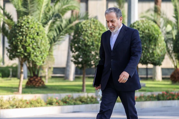 طعنه روزنامه اصولگرا به عراقچی: شکرخدا سر وزیر خارجه آن‌قدر خلوت شده که در مراسم ورزشی حاضر می‌شود و کری می‌خواند