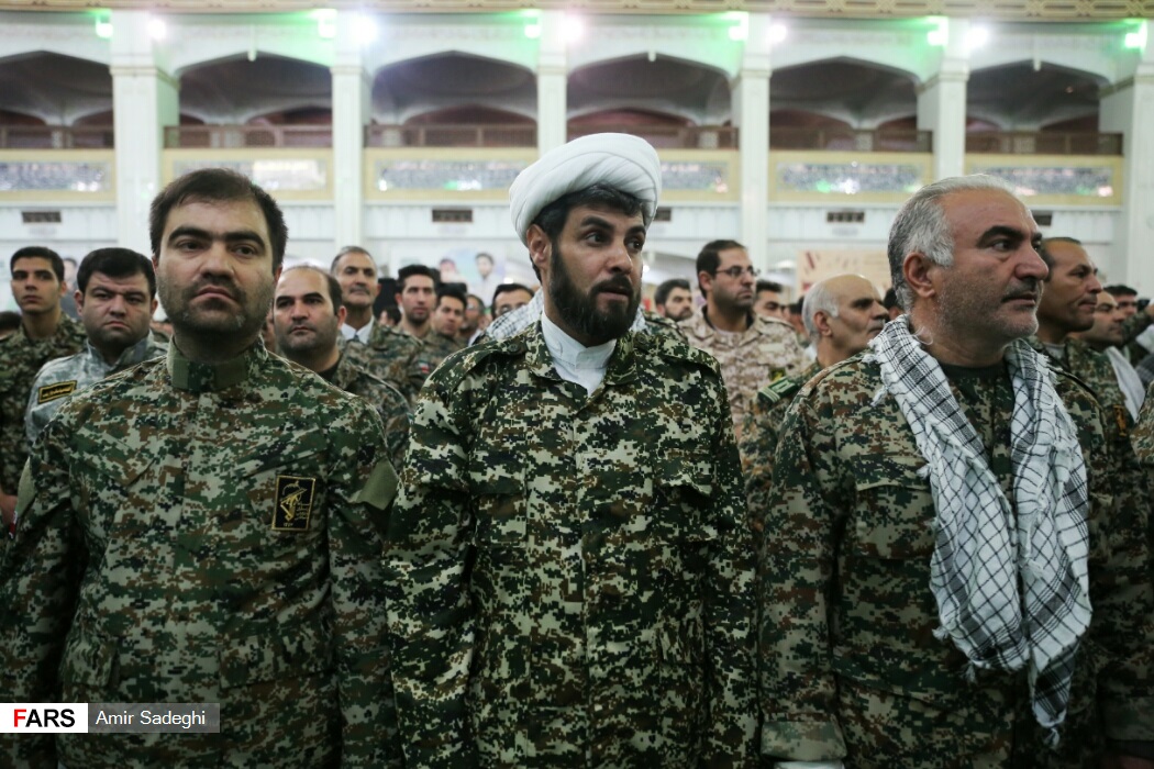 حسین شریعتمداری: برخورد با دلالان و صرافان را به فرشته‌های زمینی یعنی بسیجیان سپرده شود