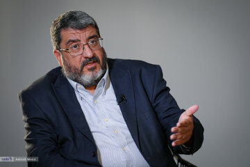 حمله روزنامه اصولگرا به فواد ایزدی/ او هیچ درکی از میدان ندارد و با تحقیر قوای نظامی ایران در زمین اسرائیل بازی می کند