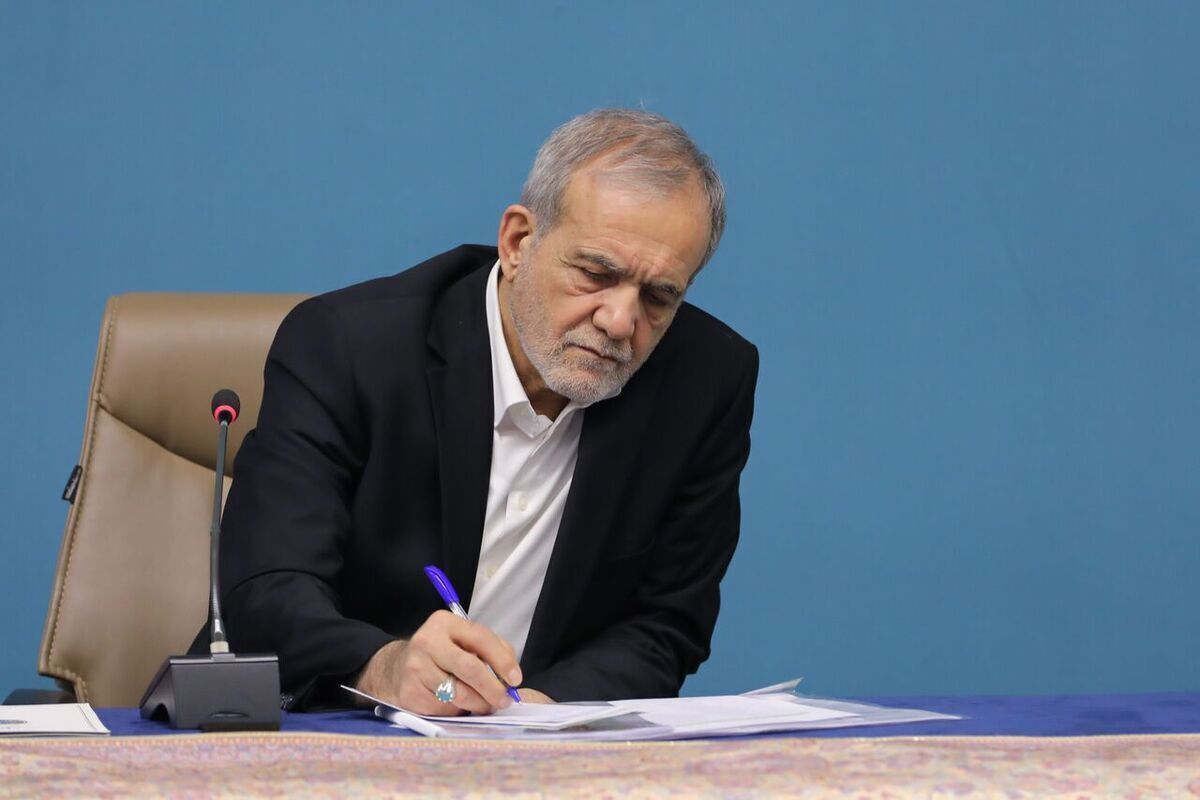 پزشکیان: تابستان سال آینده هیچ کارخانه‌ای نباید با کمبود برق مواجه شود / پنل‌های خورشیدی نباید در گمرک بمانند