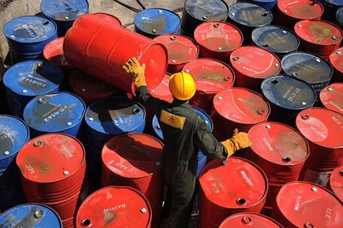 نایب رییس کمیسیون برنامه و بودجه مجلس: میزان و حجم فروش نفت از ۱ میلیون و ۸۰۰ هزار بشکه در خوشبینانه ترین حالت به یک میلیون و ۶۰۰ هزار بشکه رسیده / قیمت هر بشکه حدود ۲۰ دلار کاهش پیدا کرده