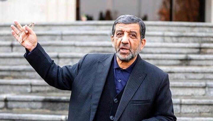 واکنش ضرغامی به احتمال افزایش قیمت بنزین: جامعه‌ی ما در شرایطی است که به دلیل فشار‌های سنگین معیشتی، نیاز به باربرداری دارد، نه بارگذاری