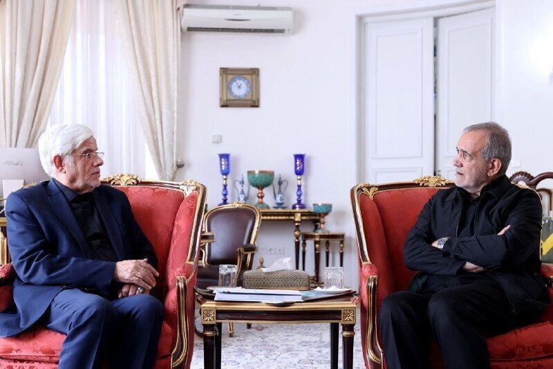 روزنامه نزدیک به قالیباف: عارف درخواست استعفا داده، پزشکیان هنوز نپذیرفته