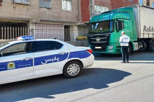 سرهنگ مولوی: کامیون با ۱۵ تُن بار اضافی در نجف آباد توقیف شد