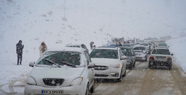 کولاک برف در غرب اصفهان ۳۰۰ خانوار را گرفتار کرد؛توفان گرد وخاک در شرق