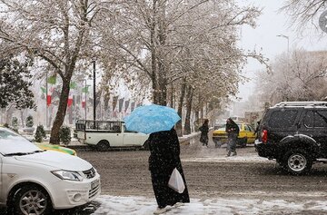برف و باران اصفهان را فرا گرفت؛ کاهش ۲ درجه‌ای دما