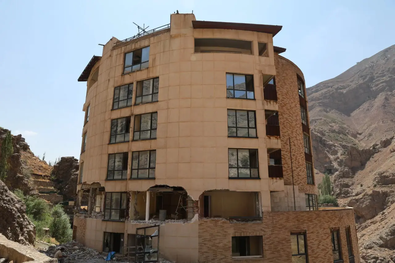 تخریب برج ۱۰ طبقه در میگون با حکم دستگاه قضایی